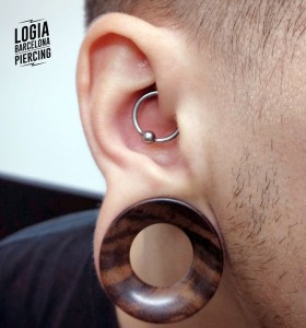 Piercing Daith piercier Marc Logia Barcelona